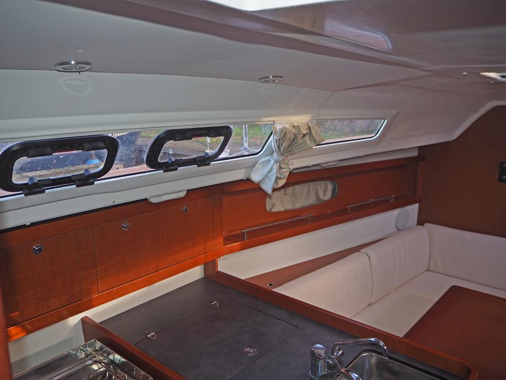 Saloon, Accommodation